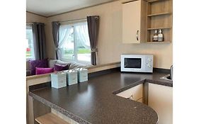 Comfortable 3-Bed Caravan - Combe Haven